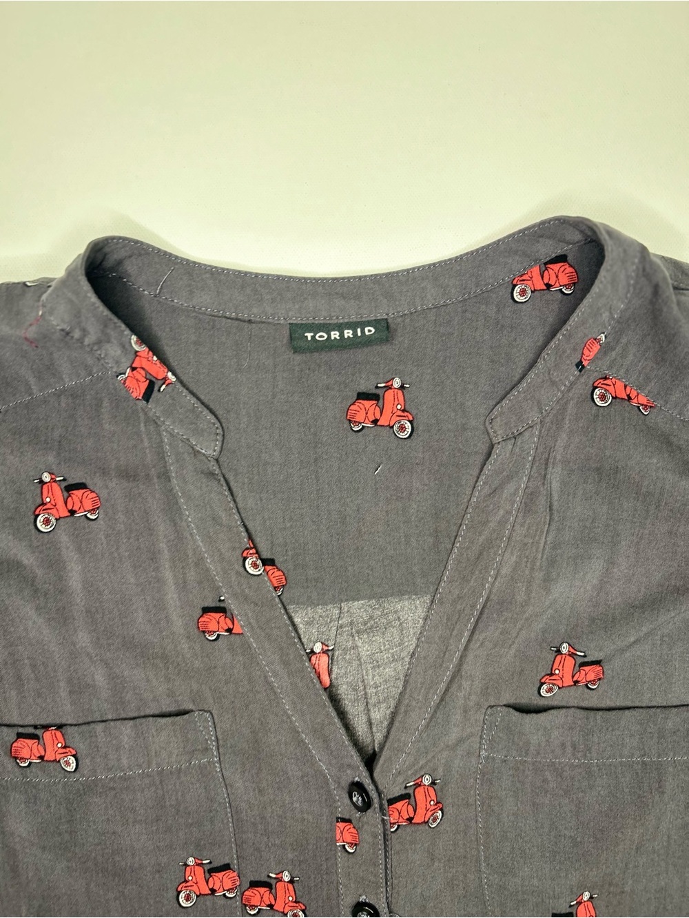 Torrid Grey Red Vespa Scooter Challis Dolman Blouse Top 00 - Picture 4 of 6